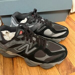 9060 New Balance Black and Gray Sneakers